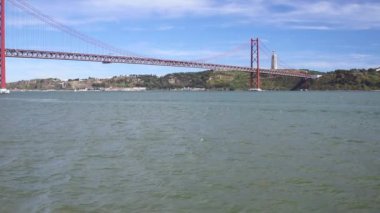 25 Nisan köprüsü, Portekiz 'in Lizbon şehrinde Targus Nehri' ni geçen bir çelik asma köprüdür.