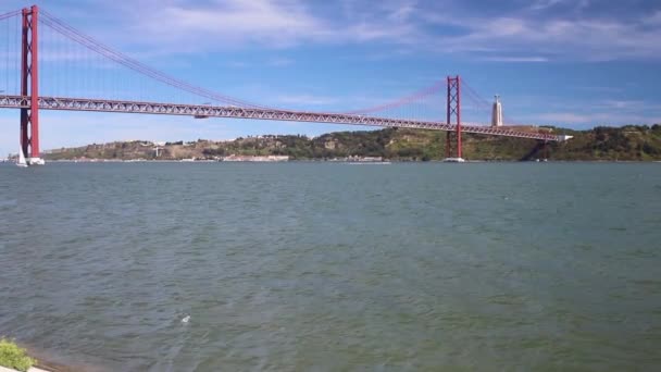 Abril Puente Colgante Acero Situado Lisboa Portugal Cruzando Río Targus — Vídeo de stock