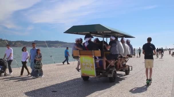 Lissabon Portugal Menschen Ufer Des Targus — Stockvideo