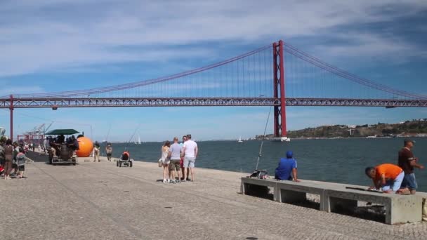 Abril Puente Colgante Acero Situado Lisboa Portugal Cruzando Río Targus — Vídeo de stock