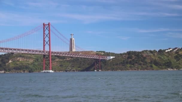 Abril Puente Colgante Acero Situado Lisboa Portugal Cruzando Río Targus — Vídeos de Stock