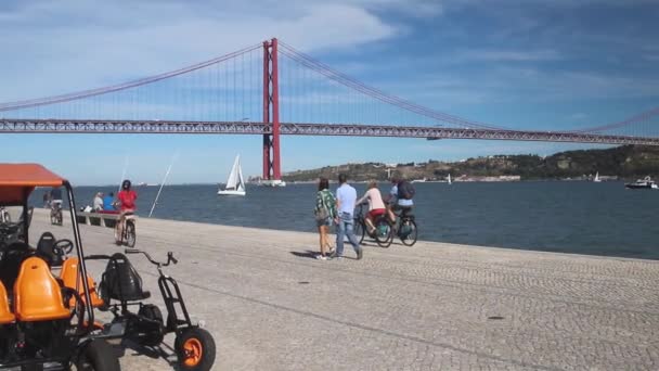 Abril Puente Colgante Acero Situado Lisboa Portugal Cruzando Río Targus — Vídeo de stock