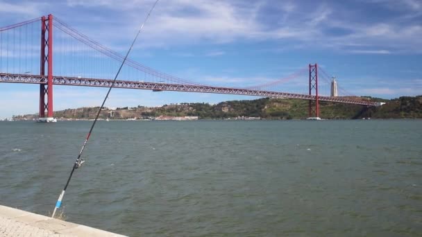 Abril Puente Colgante Acero Situado Lisboa Portugal Cruzando Río Targus — Vídeo de stock