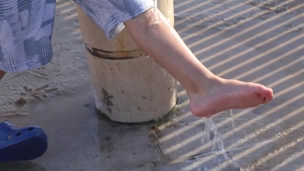 Pojke Leker Med Vatten Utomhus — Stockvideo