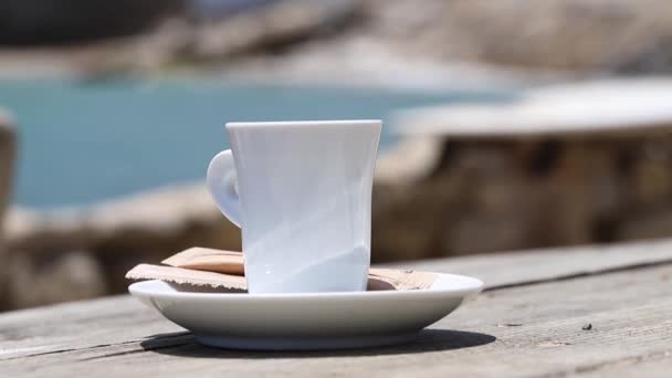 Tazza Caffè Bianco Sulla Spiaggia — Video Stock