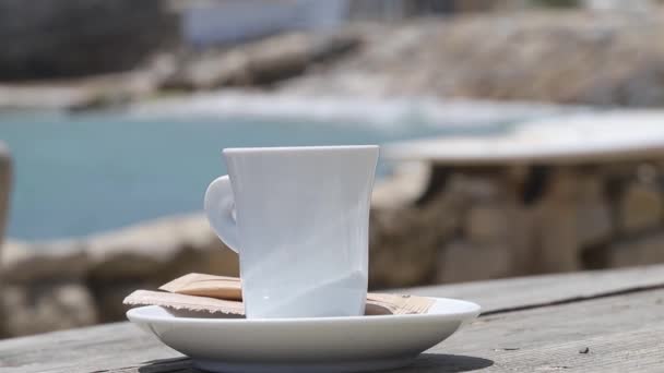 Weiße Tasse Kaffee Strand — Stockvideo