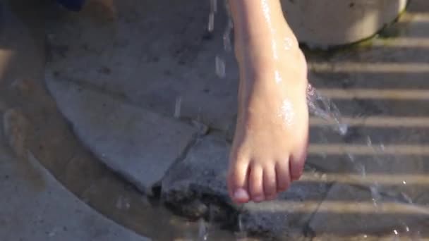 Niño Jugando Con Agua Aire Libre — Vídeos de Stock