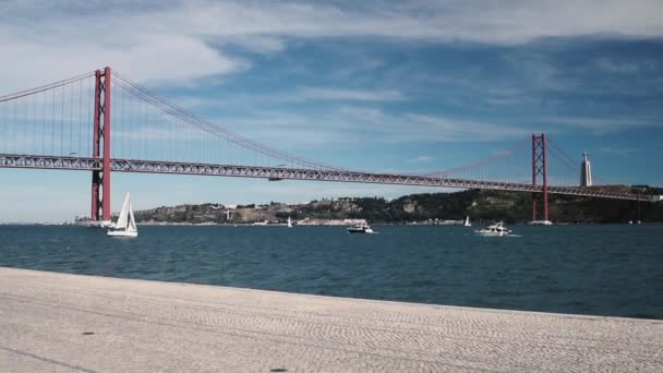 Апреля Мост Представляет Собой Стальной Подвесной Мост Расположенный Лиссабоне Португалия — стоковое видео