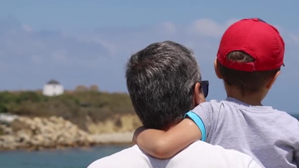 Baba Oğluyla Plajda Dinleniyor — Stok video