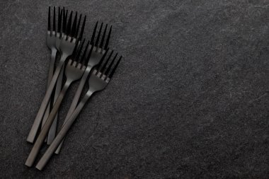 Gri seramik arkaplanda siyah çatallar