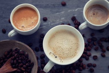 Sütlü kahve fincanları ve seramik arka planda tahıllar