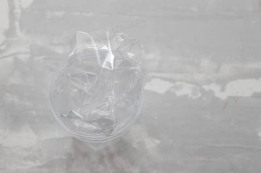 Seramik zemin üzerinde plastik olan plastik cam.