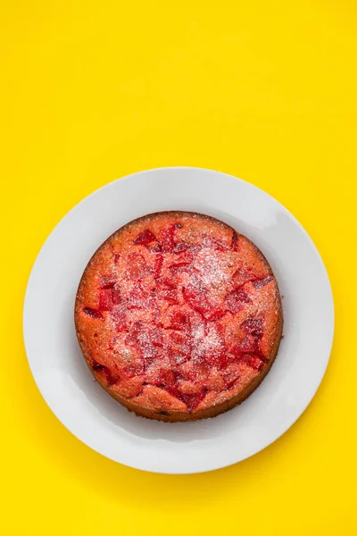Bolo com frutas no prato branco no fundo cerâmico — Fotografia de Stock
