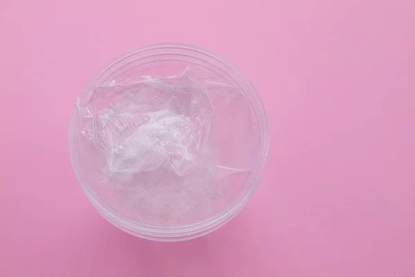 Πλαστικό πιάτο και πλαστικό κύπελλο σε ροζ χάρτινο φόντο — Φωτογραφία Αρχείου