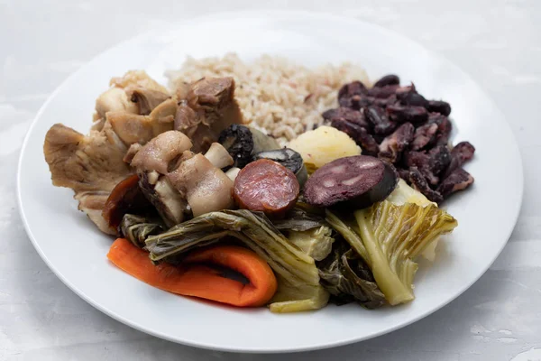 Типова португальська страва варене м'ясо, копчені ковбаски, овочі — стокове фото