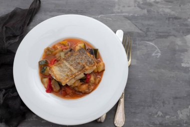 Beyaz tabakta sebzeli morina balığı 