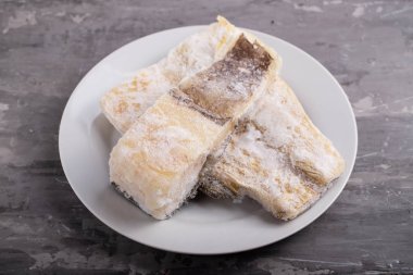 Seramik zemin üzerinde donmuş morina balığı