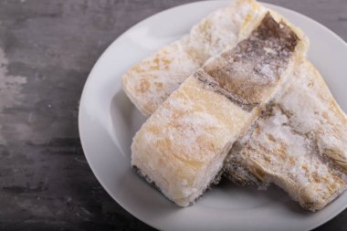 Seramik zemin üzerinde donmuş morina balığı