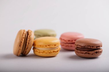 Gri arka planda lezzetli renkli badem kurabiyeleri.