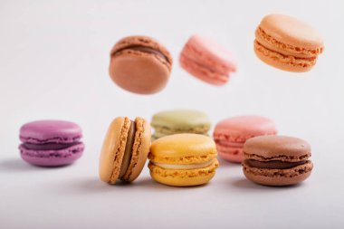 Gri arka planda lezzetli renkli badem kurabiyeleri.