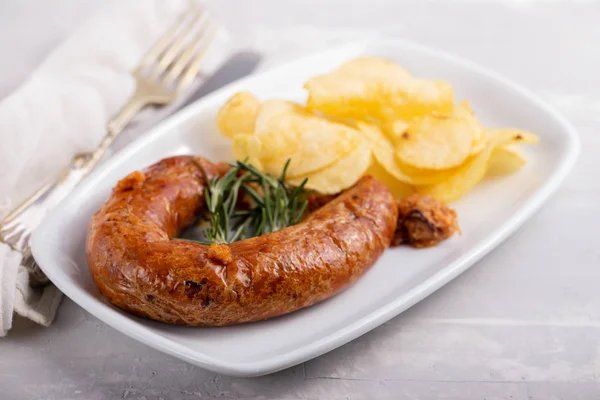 Typique portugais saucisse fumée alheira avec croustilles de pomme de terre sur w — Photo