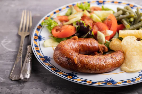 Typiska portugisisk rökt korv alheira med potatischips på w — Stockfoto