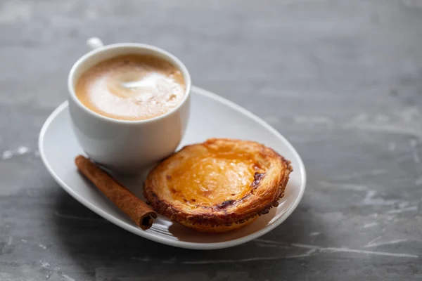 Typical portuguese egg tart with cup of coffee — ストック写真