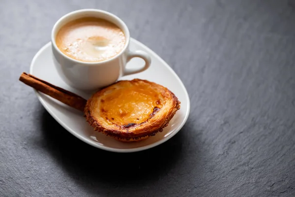 Typical portuguese egg tart with cup of coffee — ストック写真