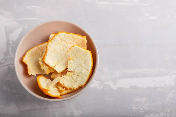 Апельсиновая кожура в маленькой миске на керамическом фоне — стоковое фото