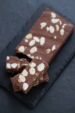 Seramik arkaplanda çikolatalı turon