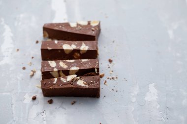 Seramik arkaplanda çikolatalı turon