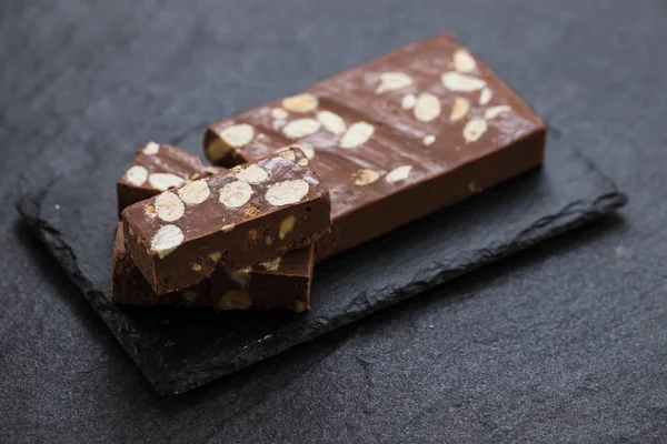 Turron de chocolate em fundo cerâmico — Fotografia de Stock