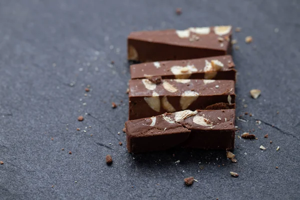 Turron de chocolate em fundo cerâmico — Fotografia de Stock