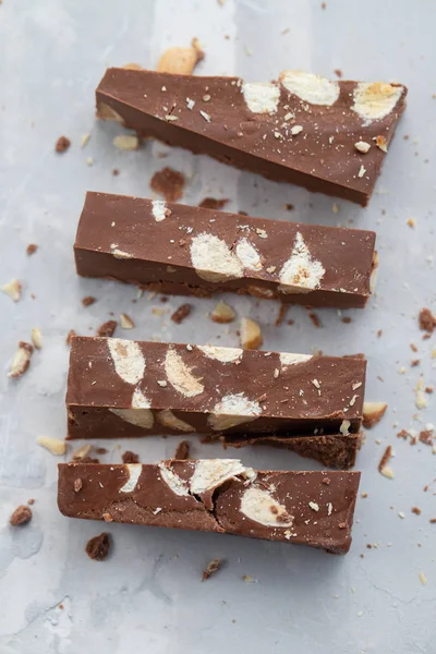 Turron de chocolate em fundo cerâmico — Fotografia de Stock