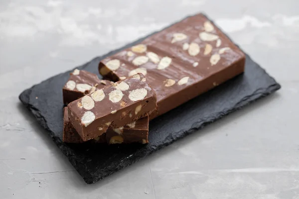 Turron de chocolate em fundo cerâmico — Fotografia de Stock