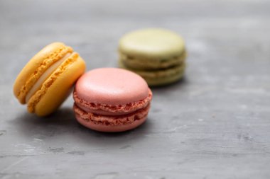 Seramik zemin üzerinde nefis renkli badem kurabiyeleri