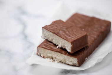 Seramik zemin üzerinde çikolata olan hindistan cevizi turonu