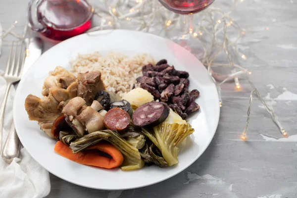 Prato típico português carne fervida, salsichas defumadas, legumes — Fotografia de Stock