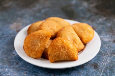 Tipik Portekiz aperatifi. Seramik B 'de etli rissois de carne.