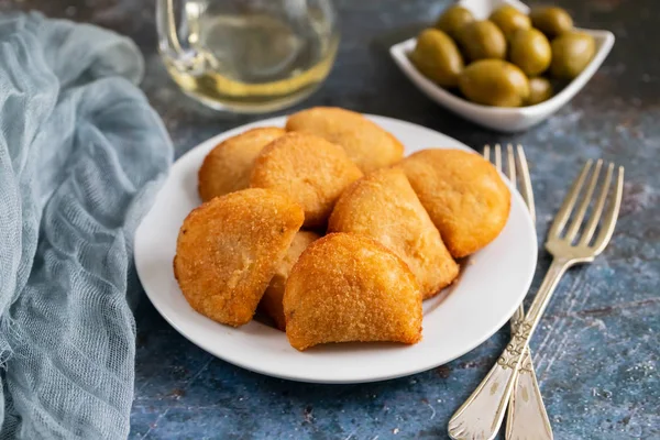 Typical portuguese snack with meat rissois de carne on ceramic b — Stock Photo, Image