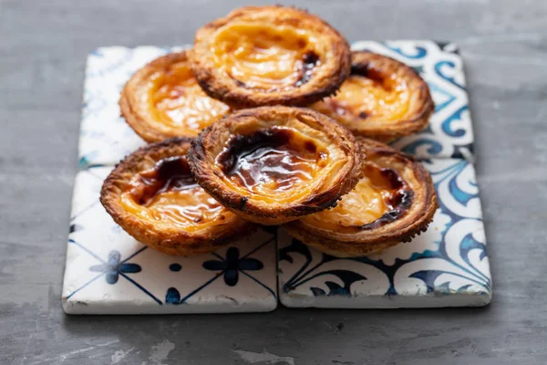 Seramik zemin üzerinde tipik Portekiz yumurtalı tart pastel de nata