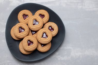 Seramik zemin üzerinde koyu tabakta kalpleri olan kurabiyeler