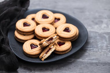 Seramik zemin üzerinde koyu tabakta kalpleri olan kurabiyeler