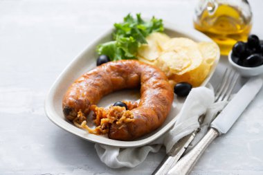 tipik Portekiz füme sosis alheira patates cipsi ve 