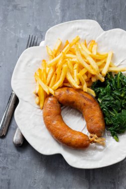 Patates cipsi ve sebzeli füme sosis.