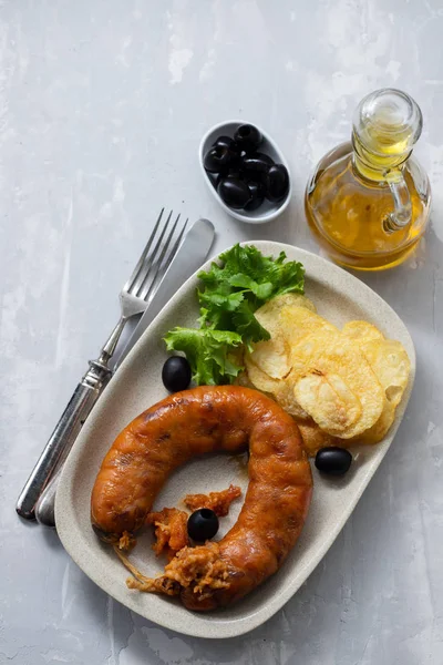 Saucisse portugaise typique alheira fumé avec croustilles de pomme de terre et — Photo