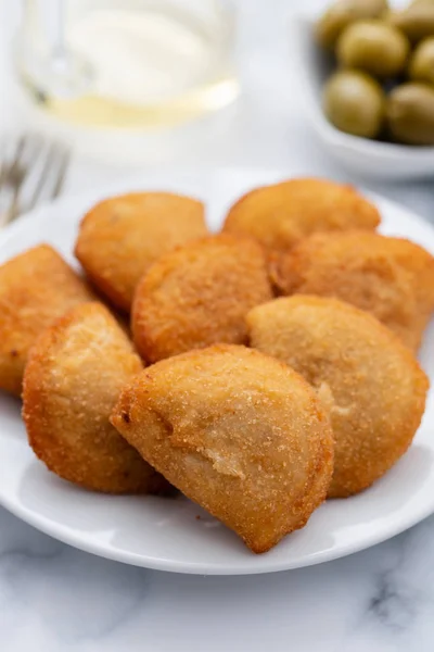 Snack típico portugués con carne rissois de carne en cerámica b —  Fotos de Stock