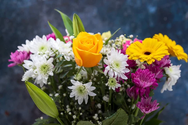 Bouquet de belles fleurs avec fond bleu — Photo