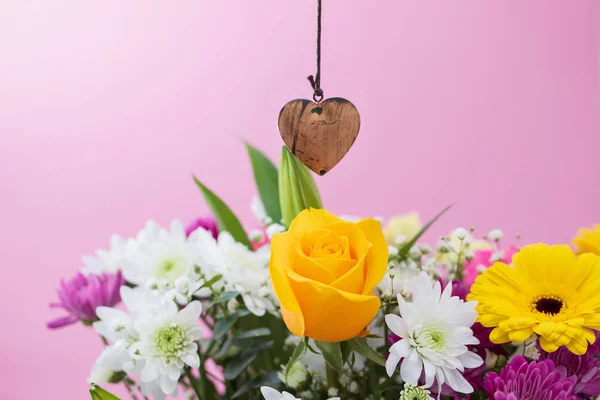Piękne kwiaty z sercem na różowym tle — Zdjęcie stockowe