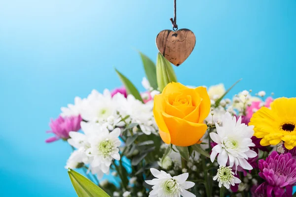 Flores bonitas com coração no fundo azul — Fotografia de Stock